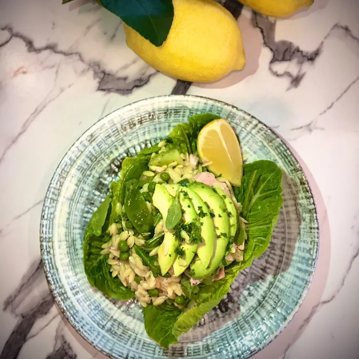 Avocado and tuna salad with lemon